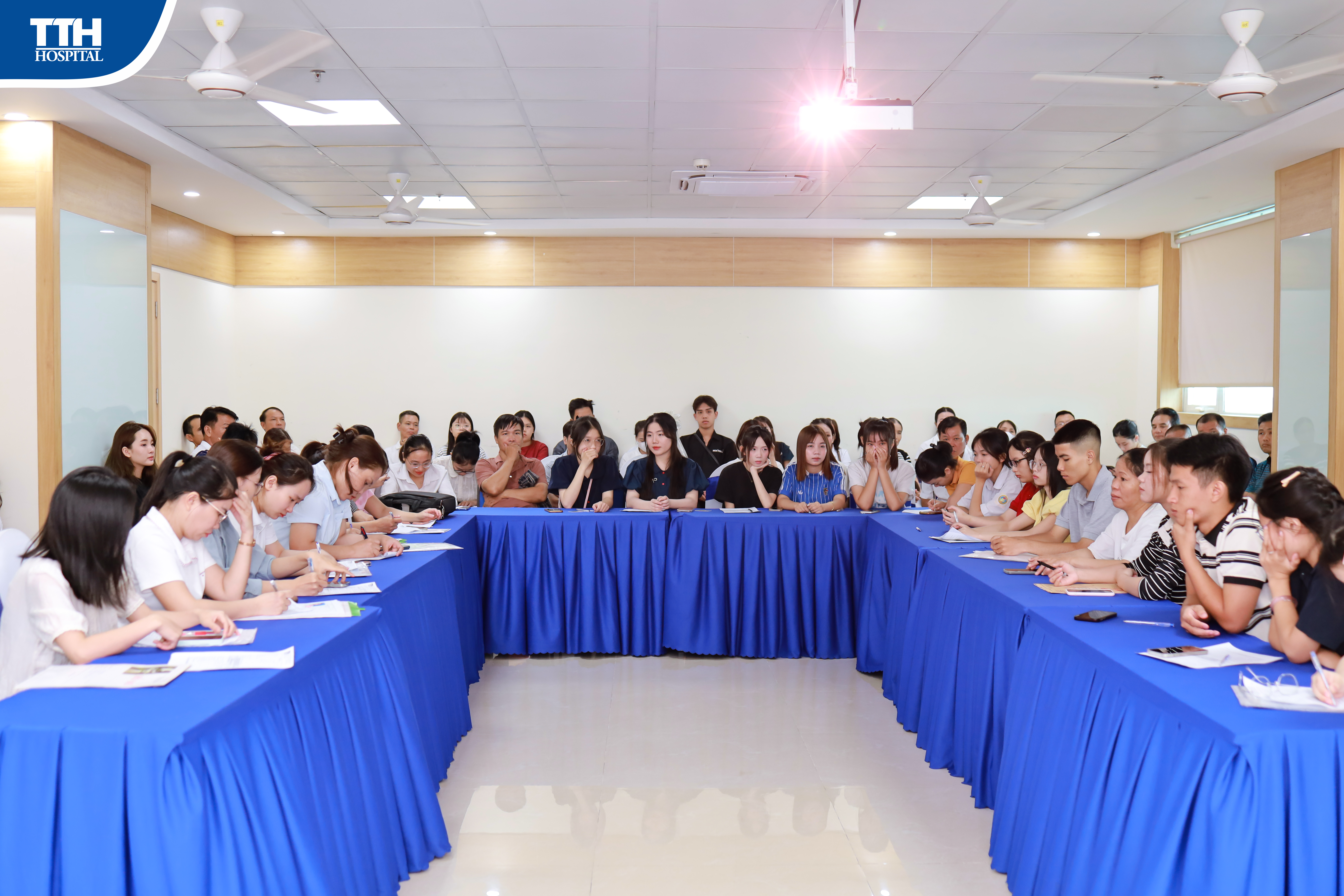[SỰ KIỆN HOT] BÙNG NỔ SỨC HÚT: KHÔNG KHÍ CHƯƠNG TRÌNH TÀI TRỢ HỌC PHÍ & BẢO TRỢ VIỆC LÀM TẠI TTH HÀ TĨNH!
